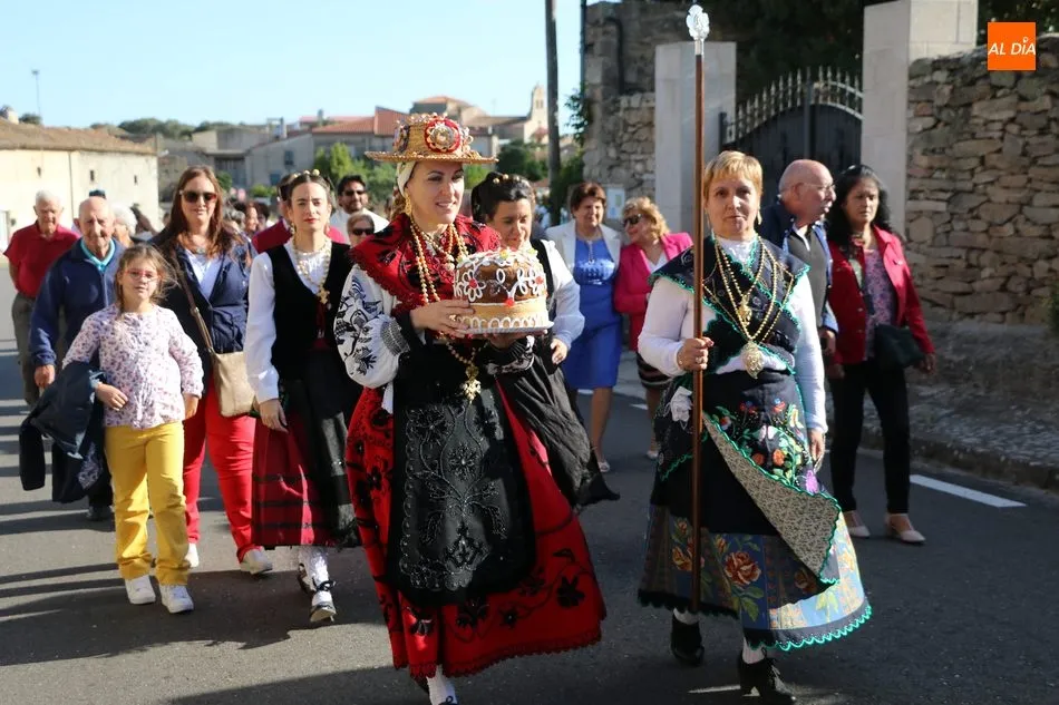 Nieves Martín y Castora del Arco fueron las Madrinas de la Virgen del Rosario en Guadramiro / REP. GRÁFICO: CORRAL