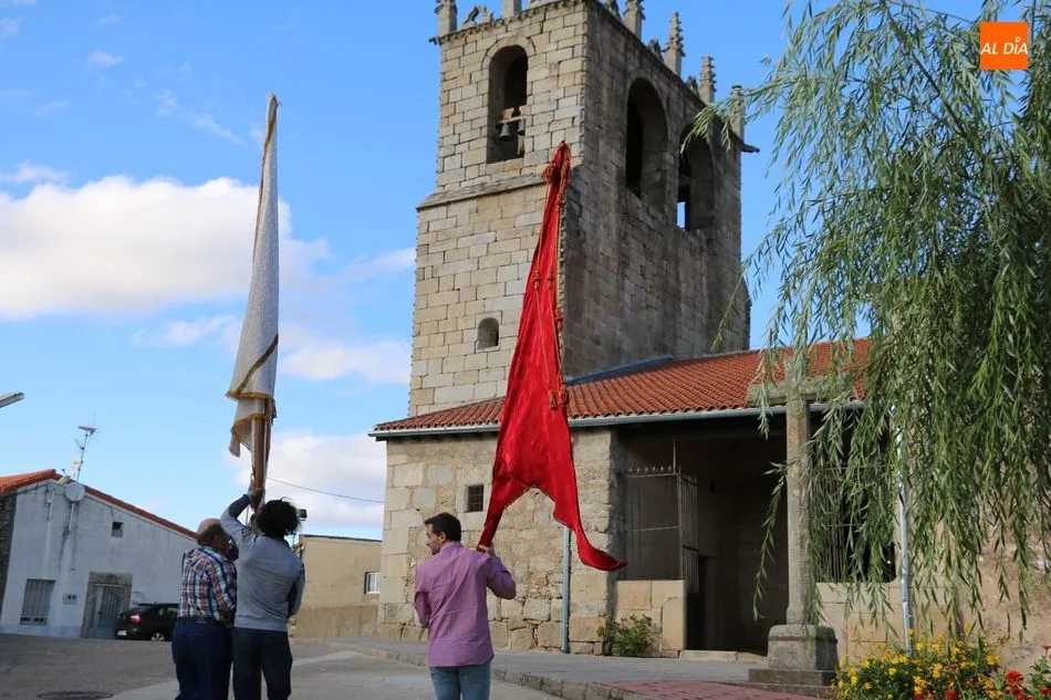Foto 4 - Nieves Mart&iacute;n y Castora del Arco ejercen de Madrinas en Guadramiro  
