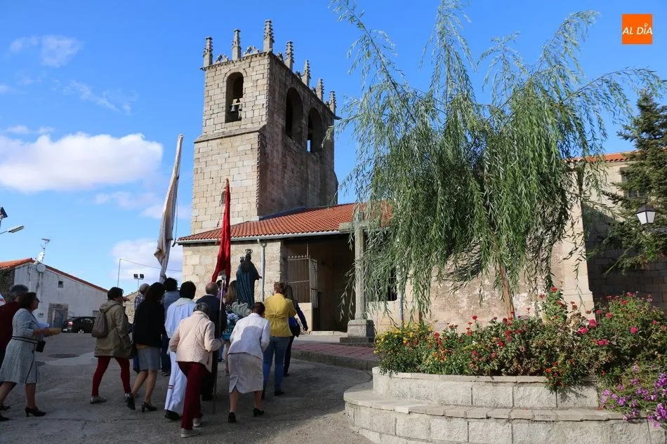 Foto 3 - Nieves Mart&iacute;n y Castora del Arco ejercen de Madrinas en Guadramiro  