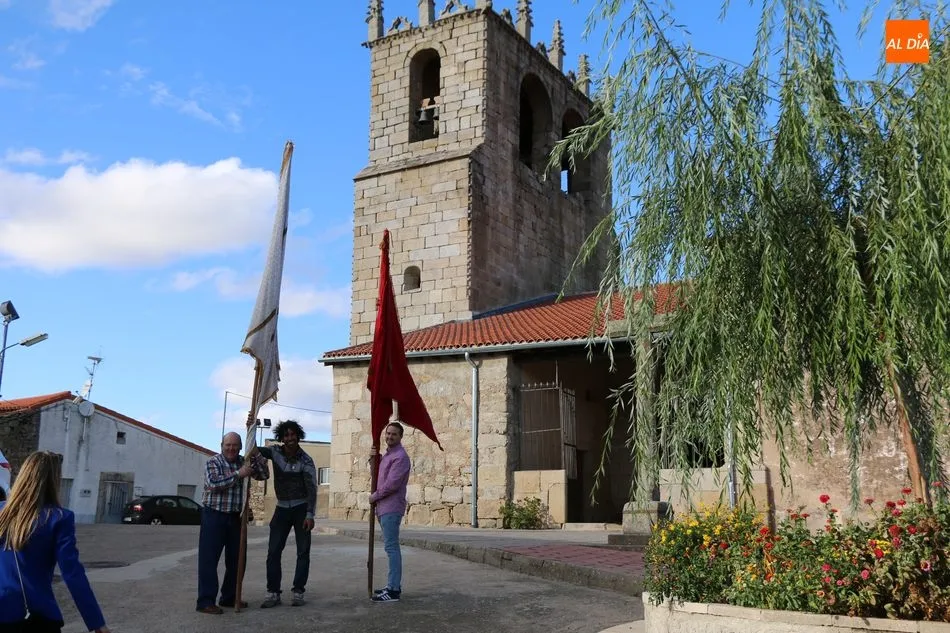 Foto 2 - Nieves Mart&iacute;n y Castora del Arco ejercen de Madrinas en Guadramiro  