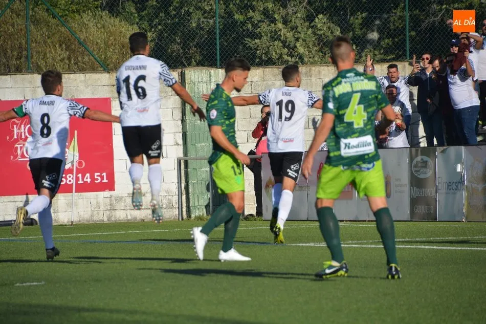 Uxío celebra su gol con la afición / Lydia González