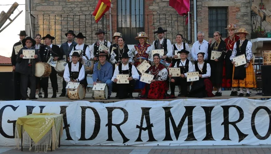 En el II Certamen de Tamborileros de Guadramiro participaban más de una veintena de folcloristas de distintos puntos de la provincia / REP. GRÁFICO: CORRAL