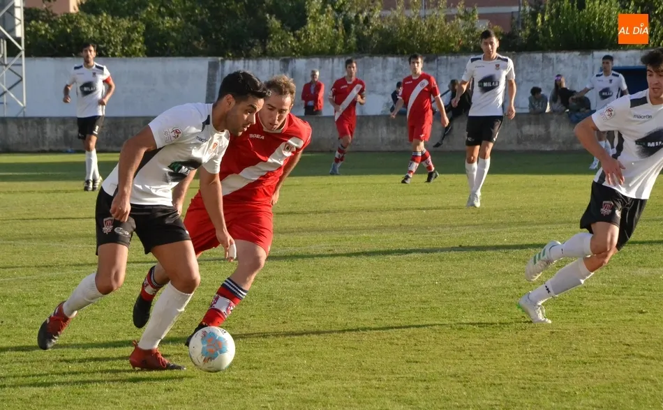 Foto 11 - El Ciudad Rodrigo rompe de penalty el pleno del l&iacute;der y sigue imbatido, pero abonado al empate  