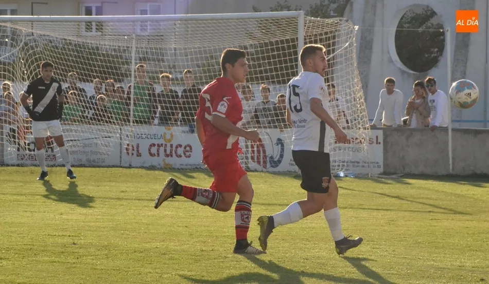 Foto 9 - El Ciudad Rodrigo rompe de penalty el pleno del l&iacute;der y sigue imbatido, pero abonado al empate  