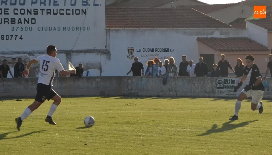 Foto 10 - El Ciudad Rodrigo rompe de penalty el pleno del l&iacute;der y sigue imbatido, pero abonado al empate  