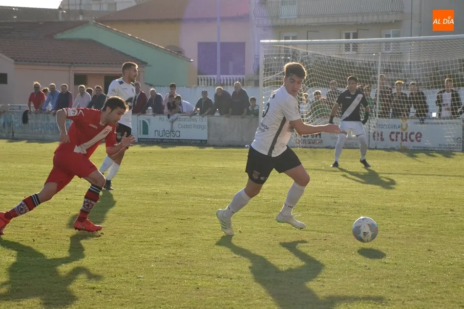 Foto 7 - El Ciudad Rodrigo rompe de penalty el pleno del l&iacute;der y sigue imbatido, pero abonado al empate  