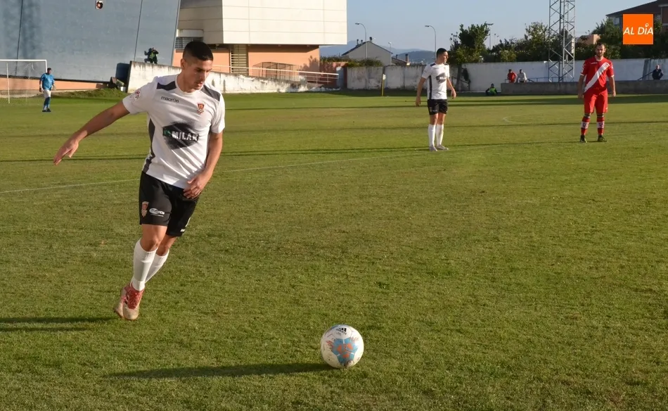 Foto 8 - El Ciudad Rodrigo rompe de penalty el pleno del l&iacute;der y sigue imbatido, pero abonado al empate  