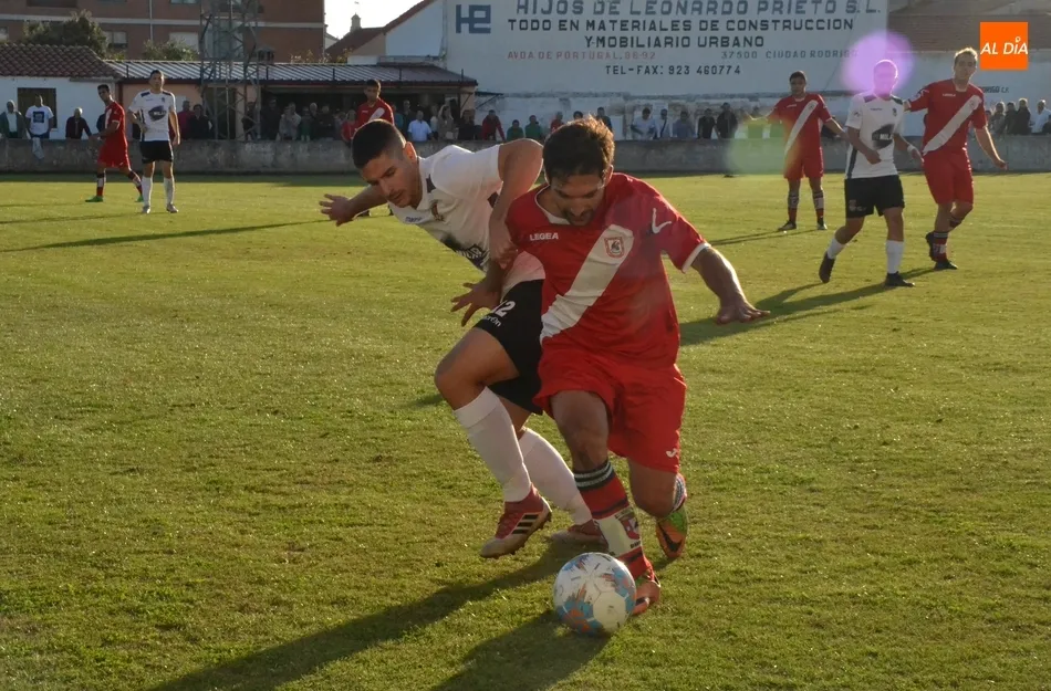 Foto 6 - El Ciudad Rodrigo rompe de penalty el pleno del l&iacute;der y sigue imbatido, pero abonado al empate  