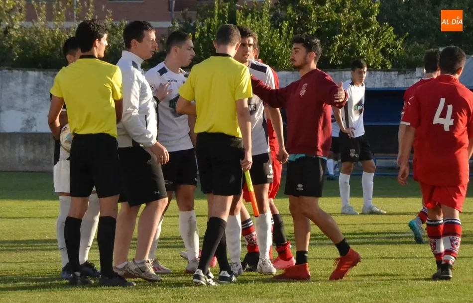 Foto 4 - El Ciudad Rodrigo rompe de penalty el pleno del l&iacute;der y sigue imbatido, pero abonado al empate  