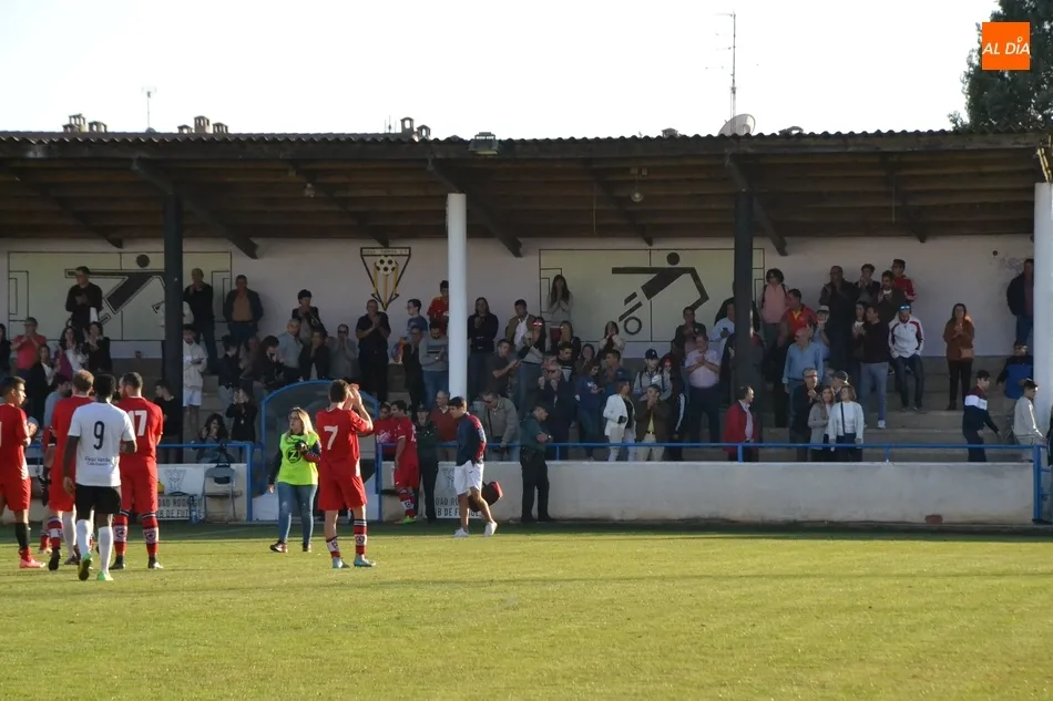 Foto 2 - El Ciudad Rodrigo rompe de penalty el pleno del l&iacute;der y sigue imbatido, pero abonado al empate  