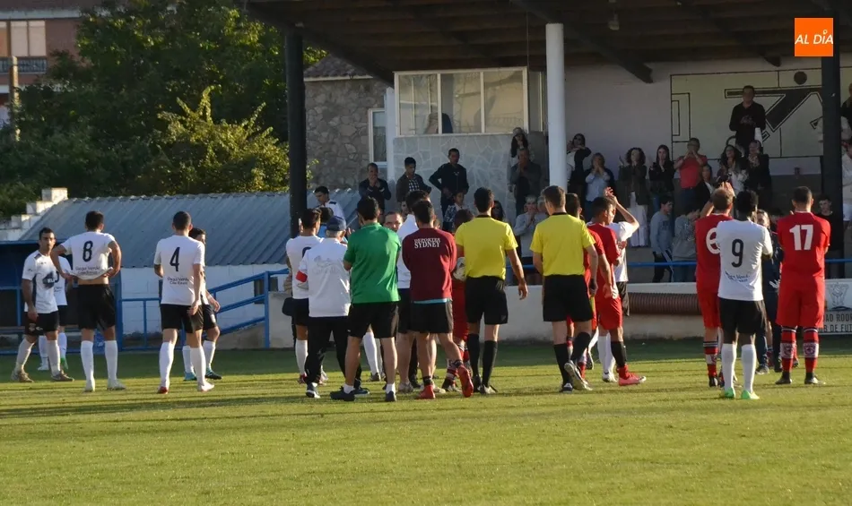 Foto 3 - El Ciudad Rodrigo rompe de penalty el pleno del l&iacute;der y sigue imbatido, pero abonado al empate  