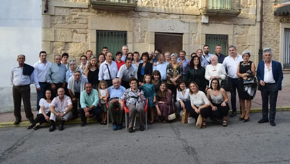Luis Martín Gonzalo celebra su centenario rodeado de toda su familia en La Zarza de Pumareda  