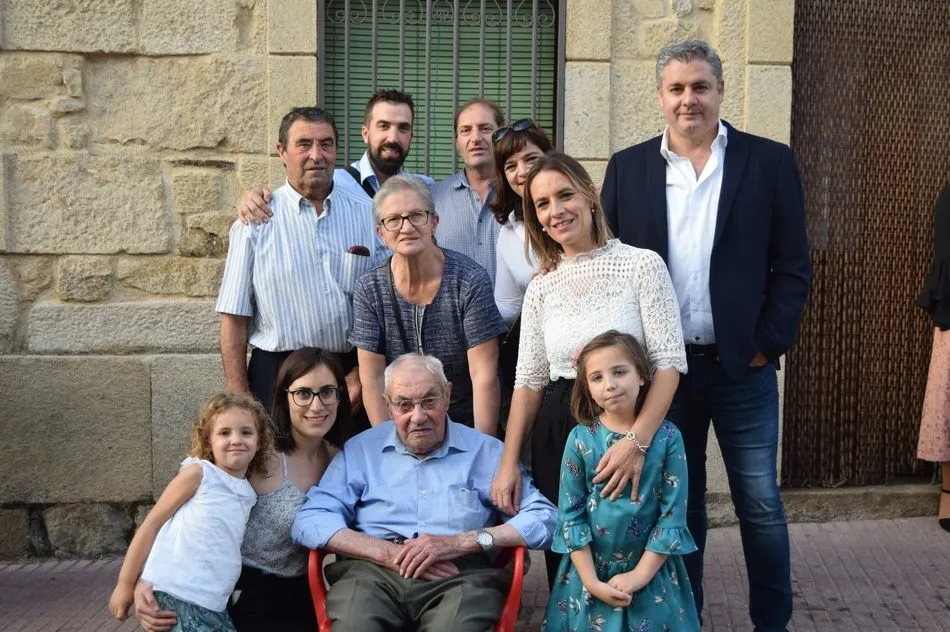 Foto 2 - Luis Mart&iacute;n Gonzalo celebra su centenario rodeado de toda su familia en La Zarza de Pumareda  