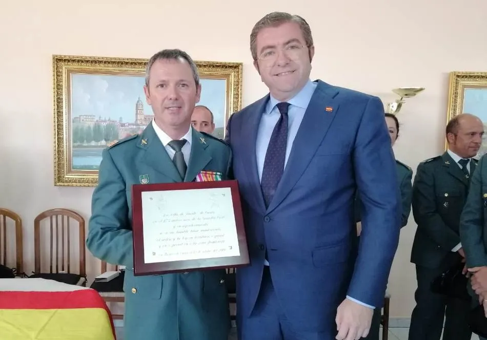 Foto 2 - La triple representaci&oacute;n de la Guardia Civil en Fuentes de O&ntilde;oro festeja a su patrona  