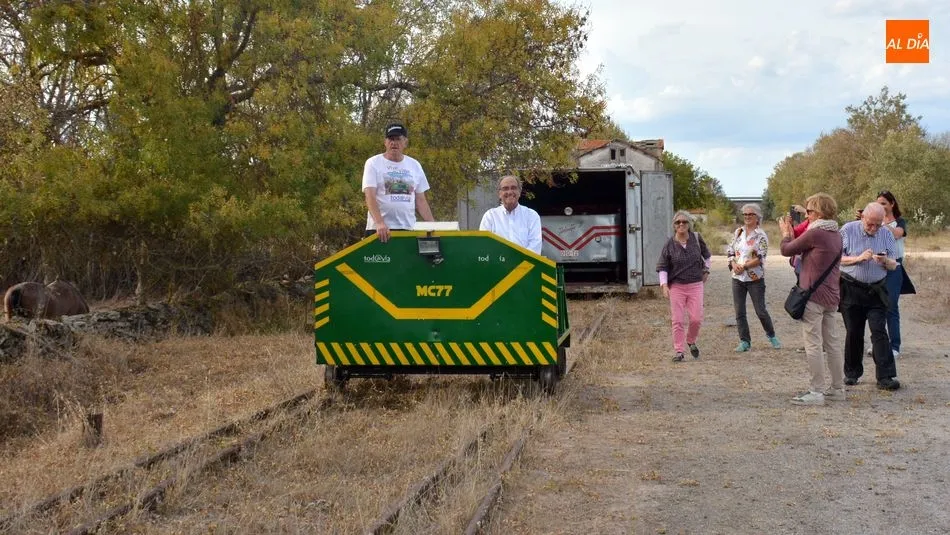 Los visitantes montaron en uno de los vehículos ferroviarios de la asociación Tod@vía / E. Corredera