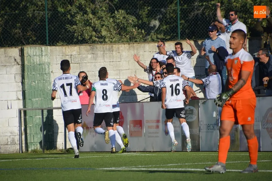 Los jugadores del Salamanca UDS celebran el gol de Uxío frente al Guijuelo