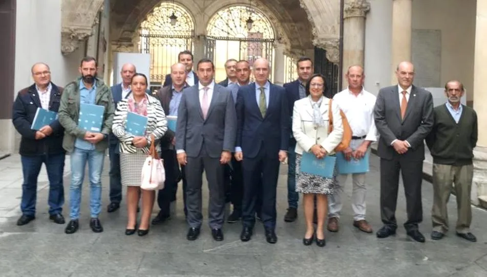 El presidente de la Institución Provincial, Javier Iglesias, y el delegado territorial de la Junta, Eloy Ruiz, junto a los alcaldes de estos municipios