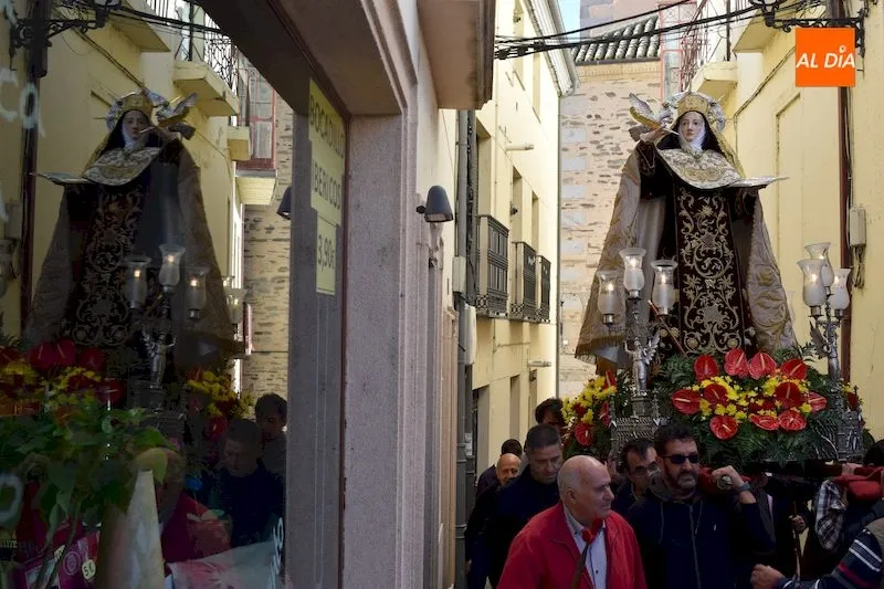 Foto 11 - El mal tiempo da una tregua ante la salida de clausura de Santa Teresa de Jes&uacute;s