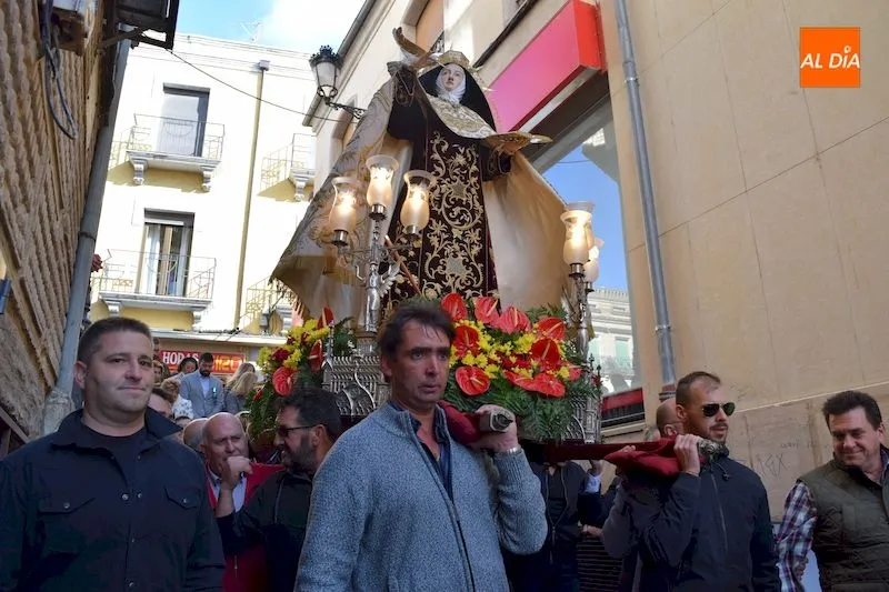 Foto 10 - El mal tiempo da una tregua ante la salida de clausura de Santa Teresa de Jes&uacute;s