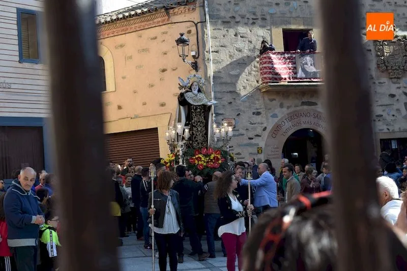 Foto 8 - El mal tiempo da una tregua ante la salida de clausura de Santa Teresa de Jes&uacute;s