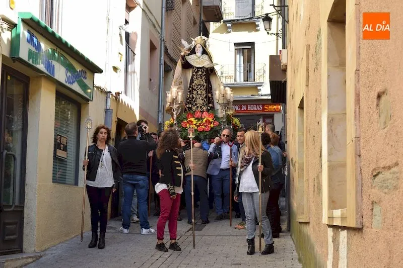 Foto 7 - El mal tiempo da una tregua ante la salida de clausura de Santa Teresa de Jes&uacute;s