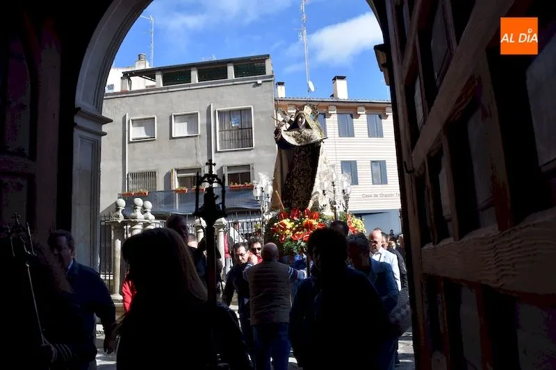 Foto 6 - El mal tiempo da una tregua ante la salida de clausura de Santa Teresa de Jes&uacute;s