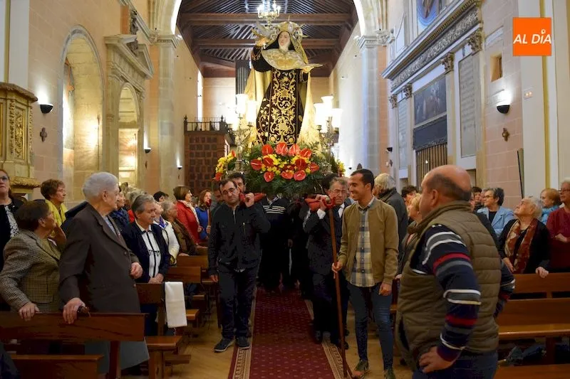 Foto 2 - El mal tiempo da una tregua ante la salida de clausura de Santa Teresa de Jes&uacute;s