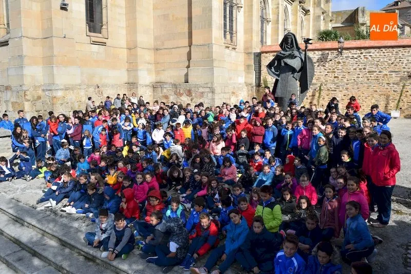 Todos los alumnos del Colegio Santa Isabel participaron en el acto / Pedro Zaballos