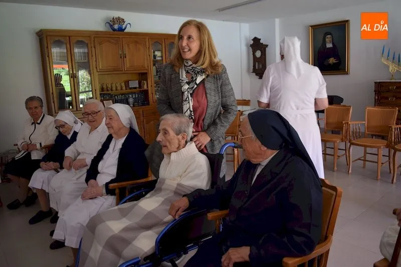Foto 6 - El Ayuntamiento reconoce a Sor Carmen Cid, Sor Carmen Cantero y Sor Vicenta S&aacute;nchez como personas...