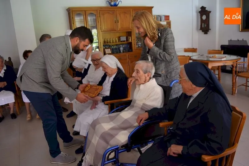 Foto 5 - El Ayuntamiento reconoce a Sor Carmen Cid, Sor Carmen Cantero y Sor Vicenta S&aacute;nchez como personas...