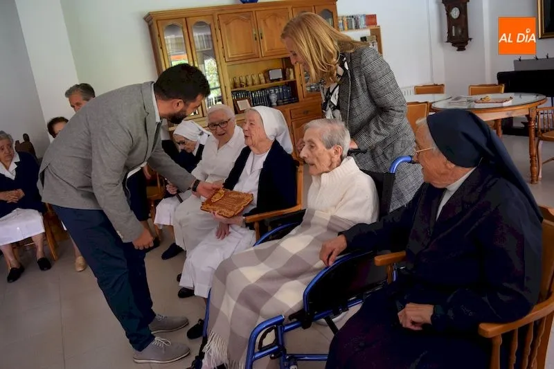Foto 4 - El Ayuntamiento reconoce a Sor Carmen Cid, Sor Carmen Cantero y Sor Vicenta S&aacute;nchez como personas...