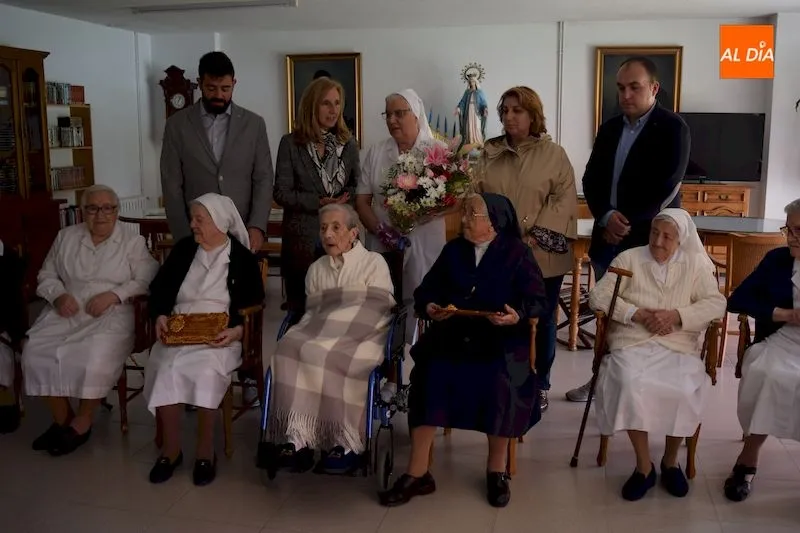 Representantes del Ayuntamiento junto a las homenajeadas esta mañana / Pedro Zaballos