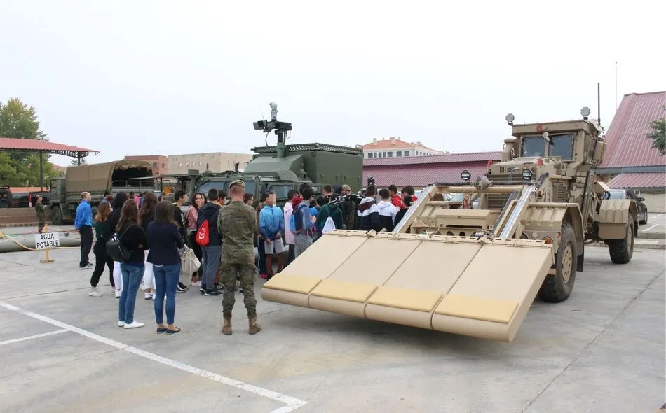 Alumnos de varios institutos de Salamanca y provincia conocen de cerca el Mando de Ingenieros  