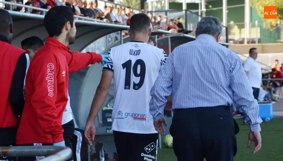 Uxío, junto al doctor Garrido, en la banda del Municipal de Guijuelo, tras esta grave lesión. Foto de Lydia González