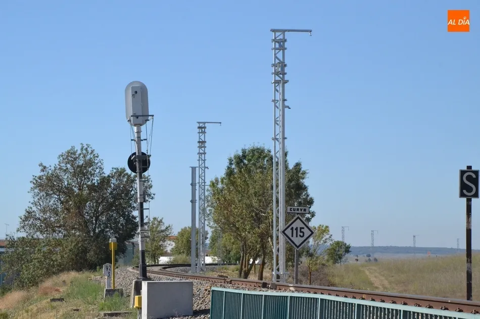 La vía del tren se puebla de postes con motivo de su electrificación  