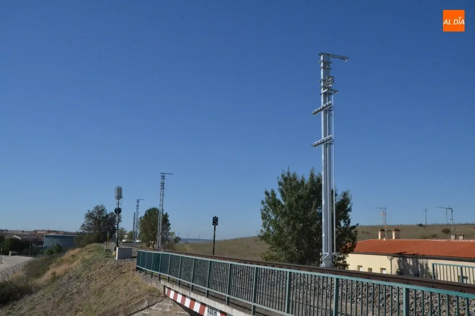 Foto 5 - La v&iacute;a del tren se puebla de postes con motivo de su electrificaci&oacute;n  