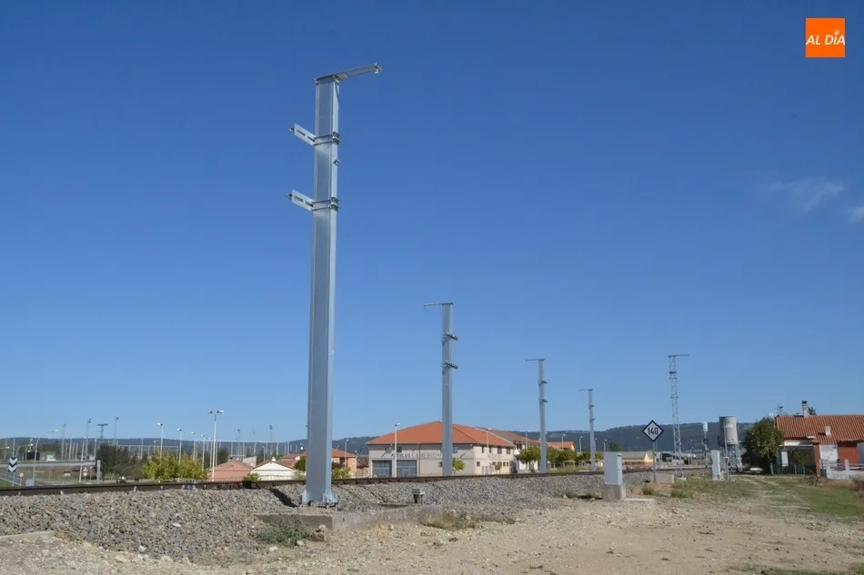 Foto 6 - La v&iacute;a del tren se puebla de postes con motivo de su electrificaci&oacute;n  