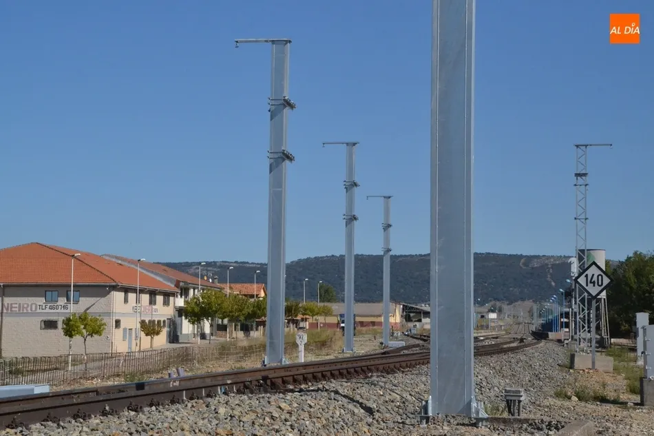 Foto 4 - La v&iacute;a del tren se puebla de postes con motivo de su electrificaci&oacute;n  