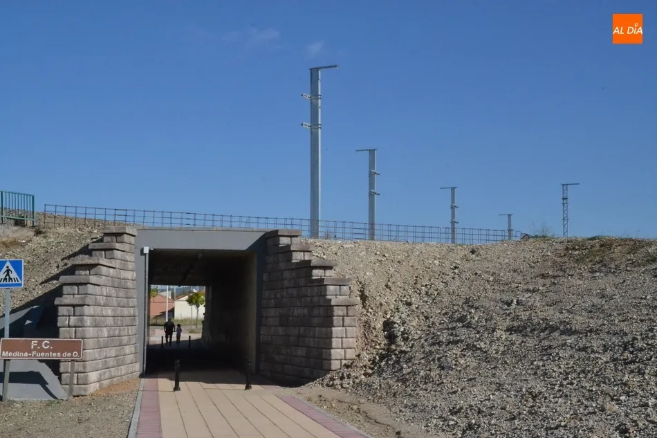 Foto 9 - La v&iacute;a del tren se puebla de postes con motivo de su electrificaci&oacute;n  