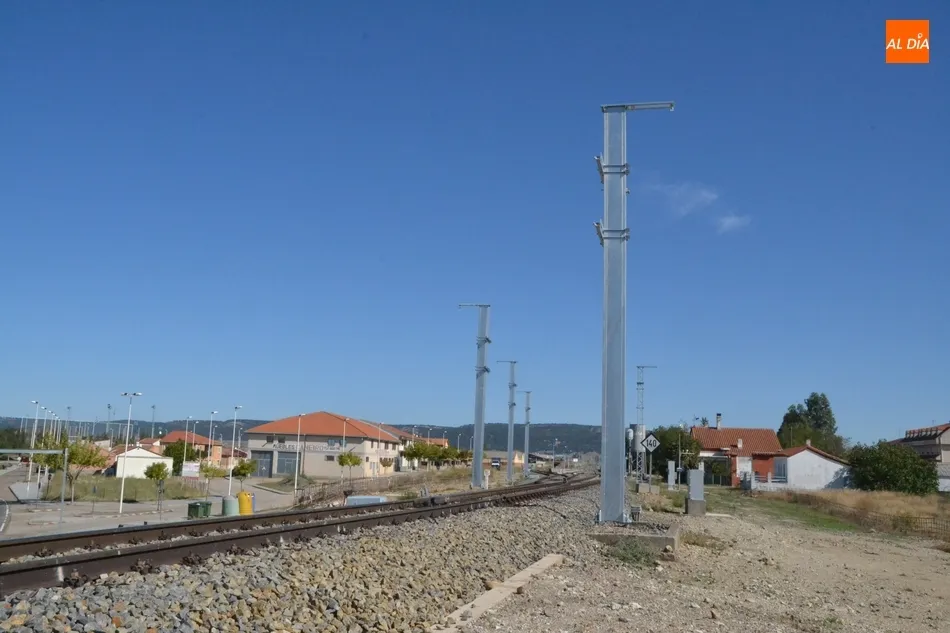 Foto 3 - La v&iacute;a del tren se puebla de postes con motivo de su electrificaci&oacute;n  