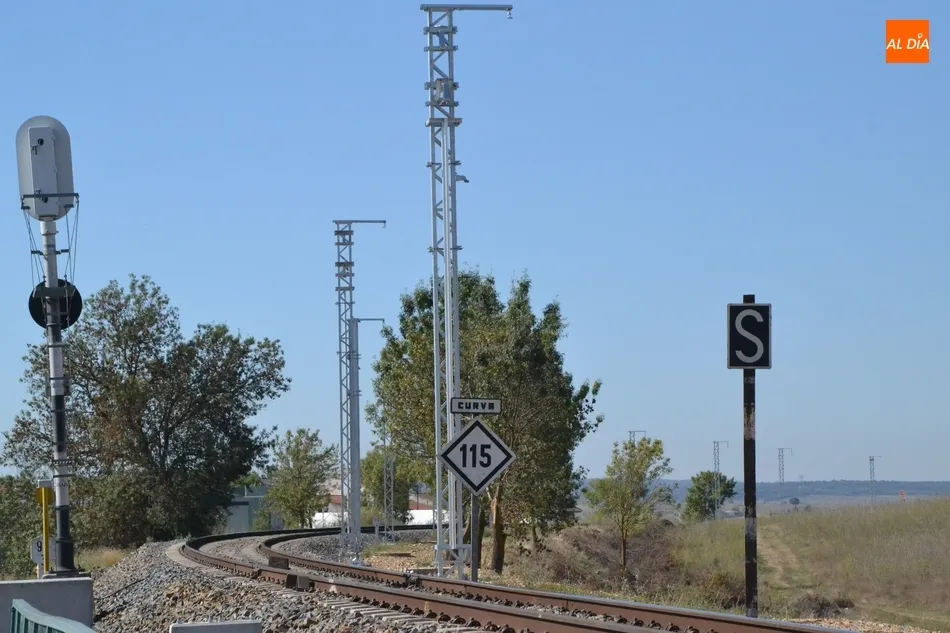Foto 2 - La v&iacute;a del tren se puebla de postes con motivo de su electrificaci&oacute;n  
