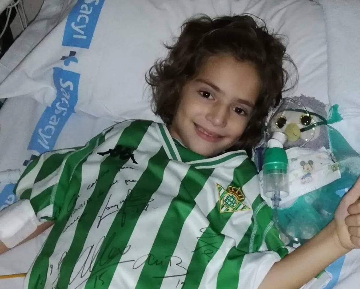 María lleva puesta la camiseta firmada por los jugadores del Real Betis