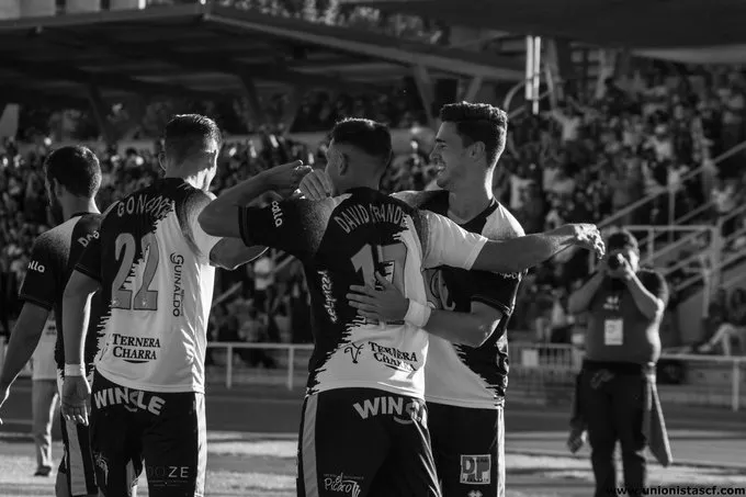 Los jugadores de Unionistas se felicitan tras un gol / Unionistas CF