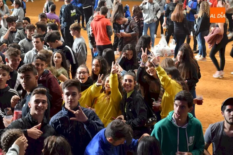 Las peñas se lo pasaron en grande en el Chupinazo de fiestas