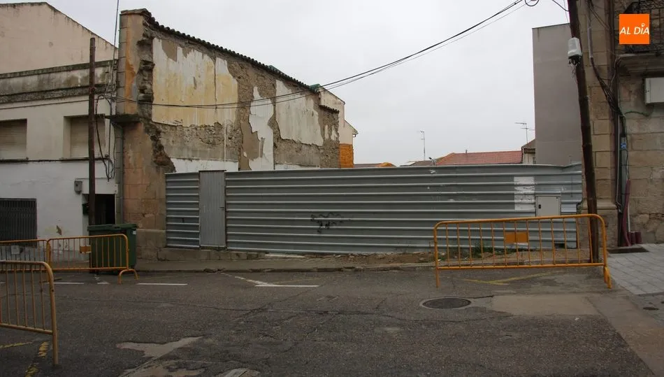El Ayuntamiento ha procedido a la colocación de vallas para reservar el espacio para maquinaria y la caseta de obra / CORRAL