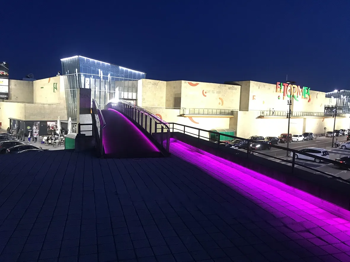 El Tormes se ha teñido de rosa para sumarse a los actos con motivo del Día Mundial del Cáncer de Mama