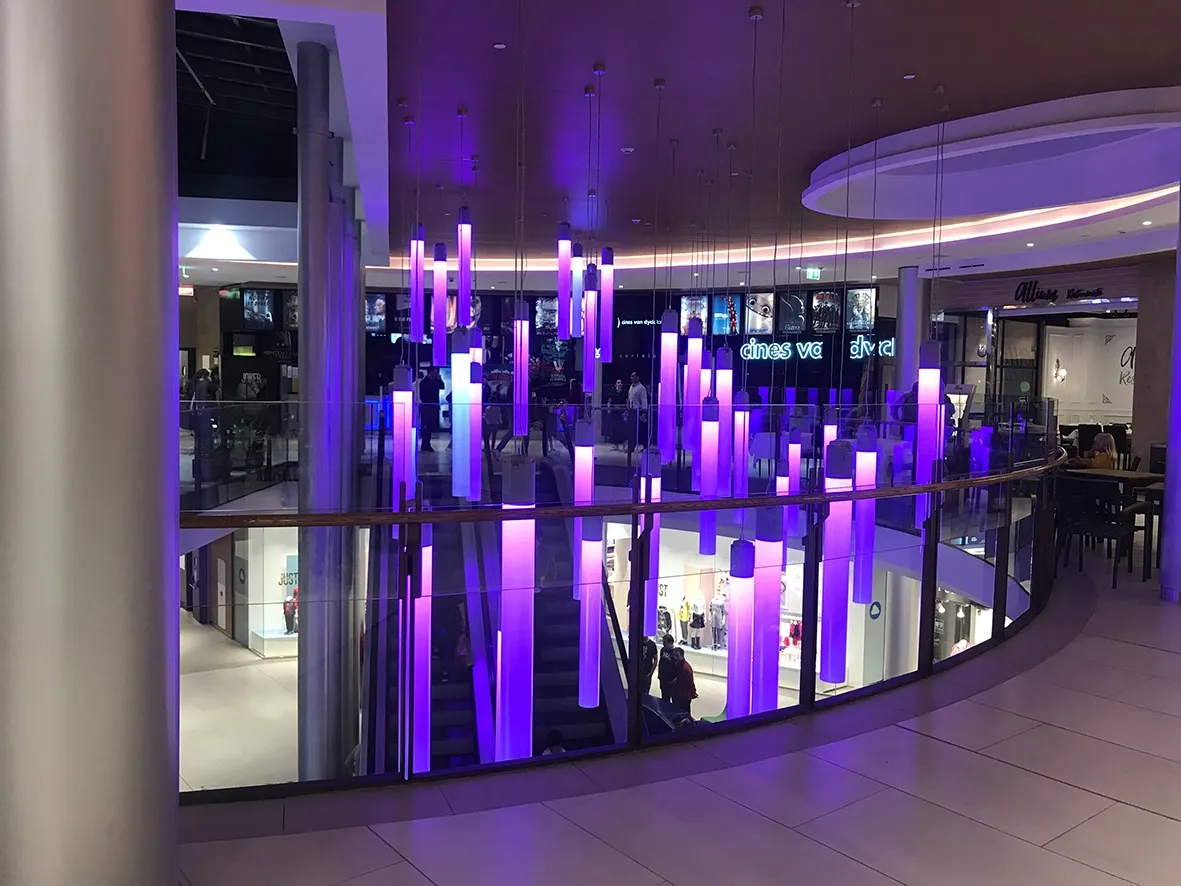 Foto 2 - El Centro Comercial El Tormes se ti&ntilde;e de rosa