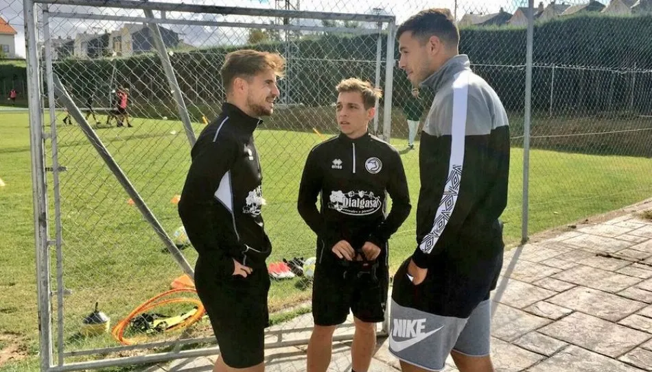 Uxío de Pena, jugador del Salamanca, junto a Álvaro Romero e Iván Garrido, futbolistas de Unionistas. Foto de USCF