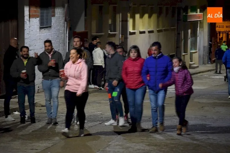 Foto 6 - El encierro nocturno abre los actos taurinos de las fiestas