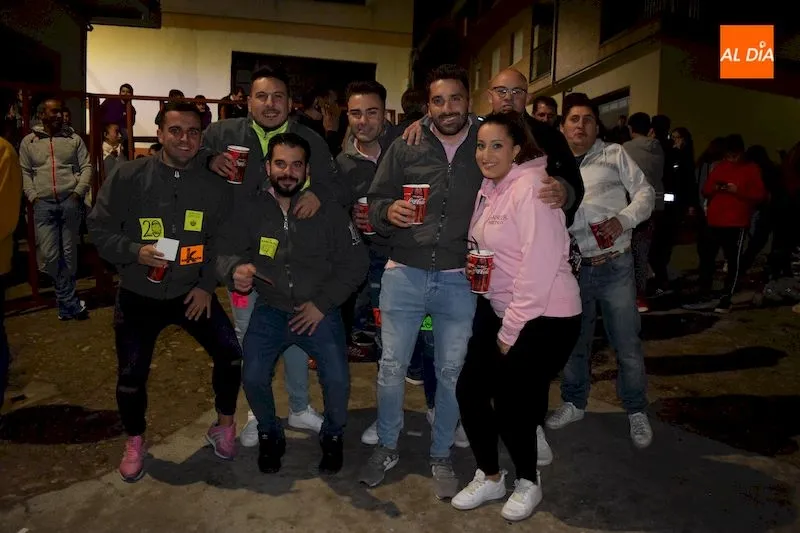 Las peñas albenses no se perdieron el encierro nocturno